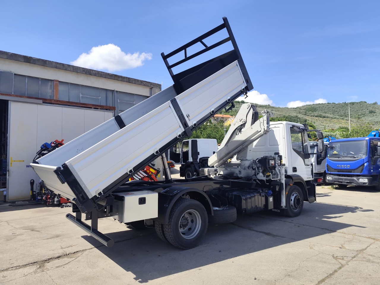 Sklápěč, Auto s hydraulickou rukou IVECO EUROCARGO 140-250: obrázek 27 Sklápěč, Auto s hydraulickou rukou IVECO EUROCARGO 140-250: obrázek 27