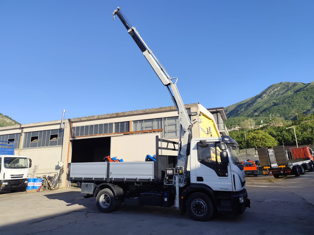 Sklápěč, Auto s hydraulickou rukou IVECO EUROCARGO 140-250: obrázek 40 Sklápěč, Auto s hydraulickou rukou IVECO EUROCARGO 140-250: obrázek 40