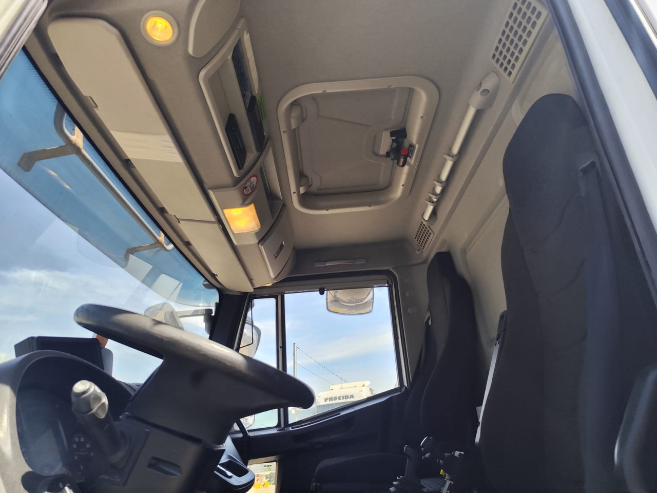 Sklápěč, Auto s hydraulickou rukou IVECO EUROCARGO 140-250: obrázek 12 Sklápěč, Auto s hydraulickou rukou IVECO EUROCARGO 140-250: obrázek 12