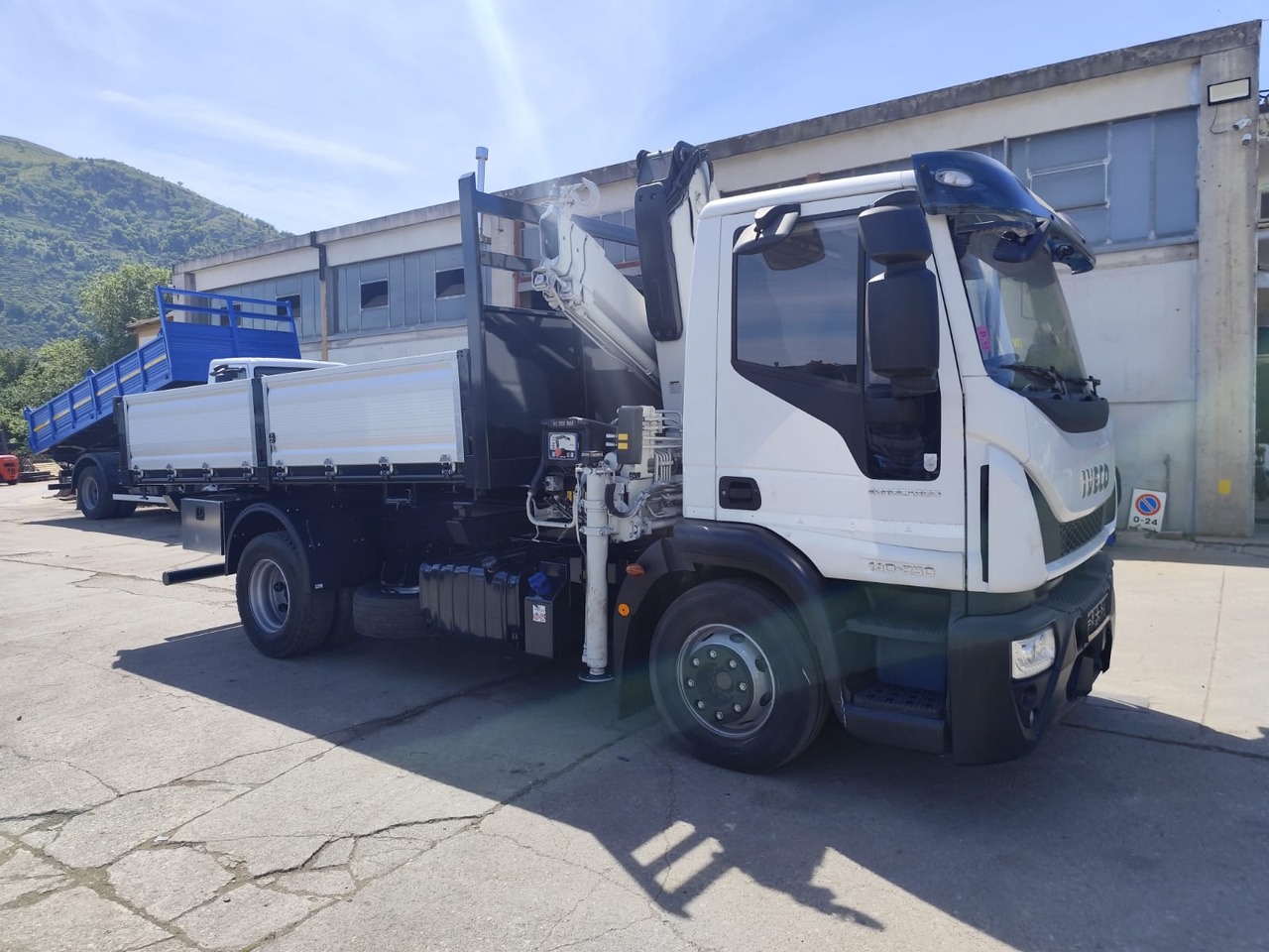 Sklápěč, Auto s hydraulickou rukou IVECO EUROCARGO 140-250: obrázek 17 Sklápěč, Auto s hydraulickou rukou IVECO EUROCARGO 140-250: obrázek 17