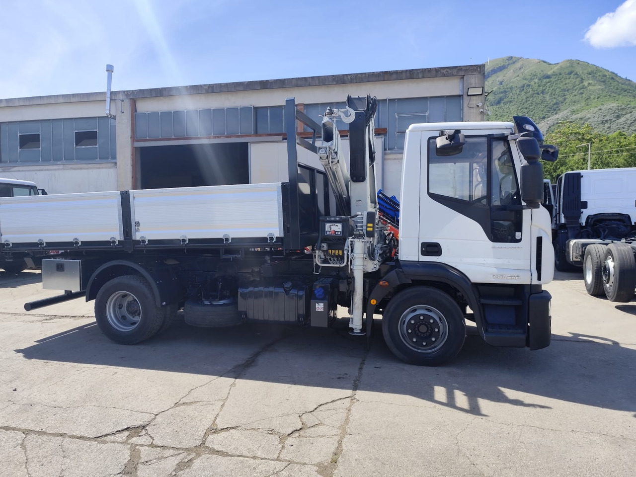 Sklápěč, Auto s hydraulickou rukou IVECO EUROCARGO 140-250: obrázek 16 Sklápěč, Auto s hydraulickou rukou IVECO EUROCARGO 140-250: obrázek 16