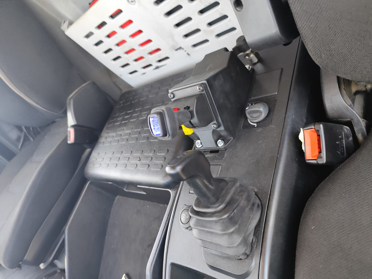 Sklápěč, Auto s hydraulickou rukou IVECO EUROCARGO 140-250: obrázek 10 Sklápěč, Auto s hydraulickou rukou IVECO EUROCARGO 140-250: obrázek 10