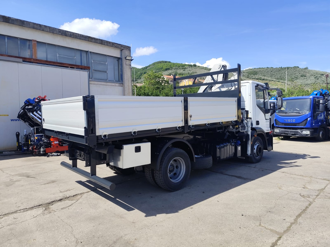 Sklápěč, Auto s hydraulickou rukou IVECO EUROCARGO 140-250: obrázek 15 Sklápěč, Auto s hydraulickou rukou IVECO EUROCARGO 140-250: obrázek 15