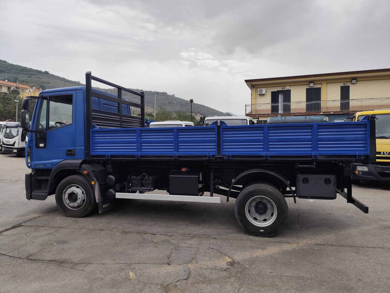 IVECO EUROCARGO 140E25 - Sklápěč: obrázek 4 IVECO EUROCARGO 140E25 - Sklápěč: obrázek 4
