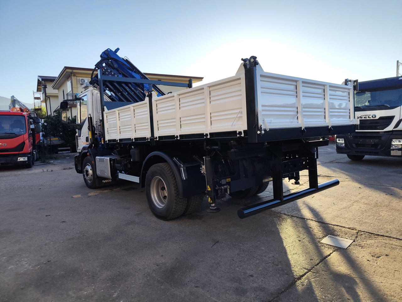 IVECO EUROCARGO 160-250 - Auto s hydraulickou rukou, Sklápěč: obrázek 3 IVECO EUROCARGO 160-250 - Auto s hydraulickou rukou, Sklápěč: obrázek 3