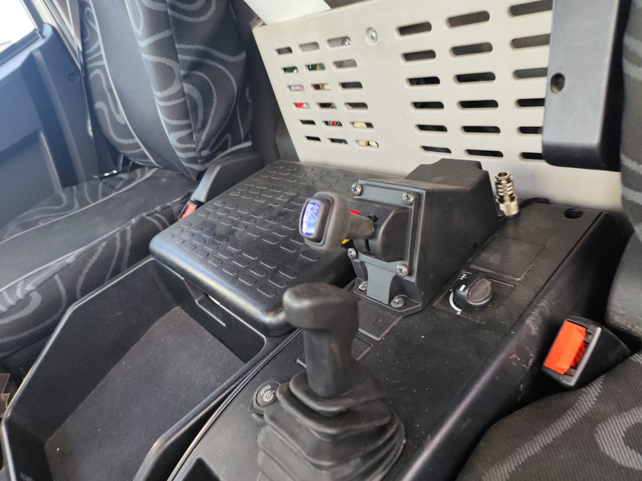 IVECO EUROCARGO 160-280 - Sklápěč, Auto s hydraulickou rukou: obrázek 5 IVECO EUROCARGO 160-280 - Sklápěč, Auto s hydraulickou rukou: obrázek 5