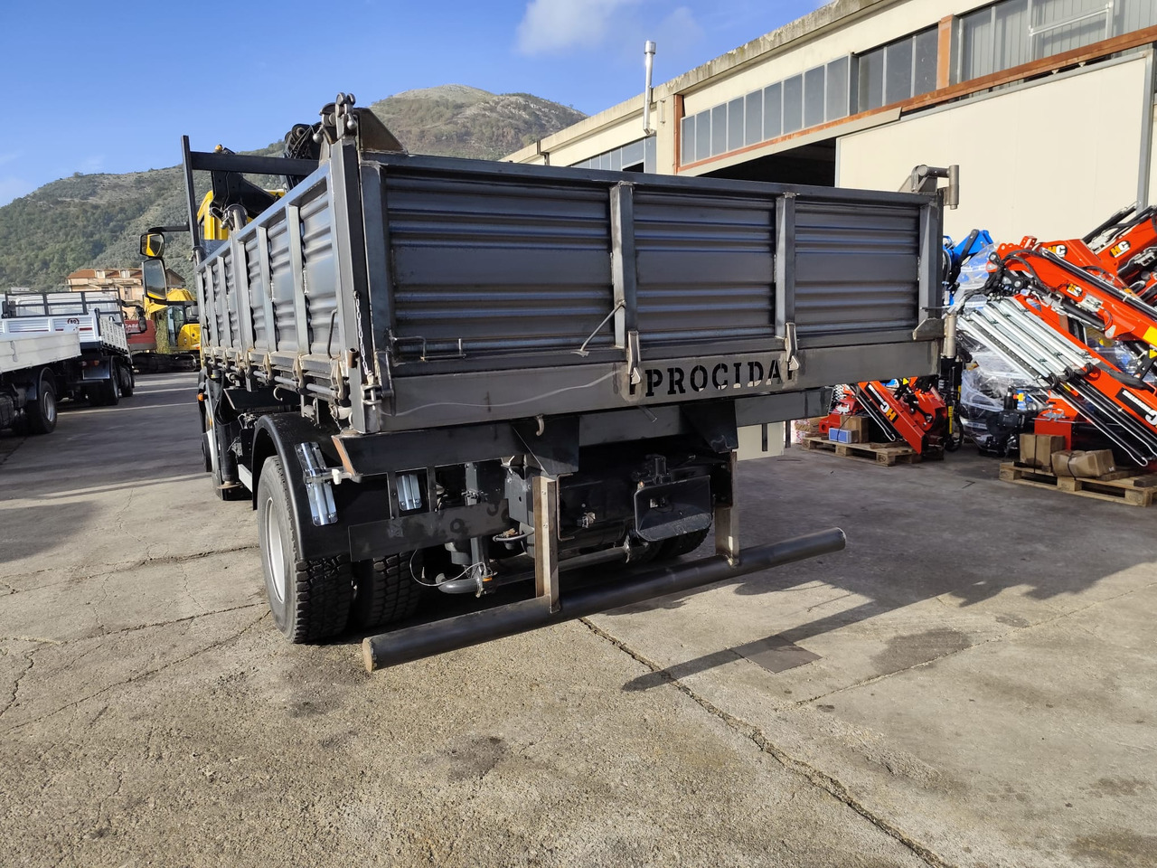 IVECO EUROCARGO 160E30 - Auto s hydraulickou rukou: obrázek 2 IVECO EUROCARGO 160E30 - Auto s hydraulickou rukou: obrázek 2