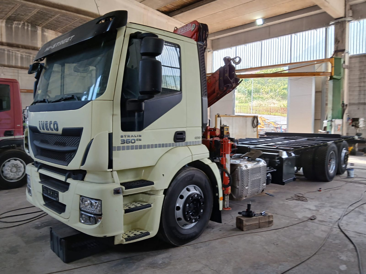 Nákladní automobil valníkový/ Plošinový, Auto s hydraulickou rukou IVECO STRALIS 260S36: obrázek 24
