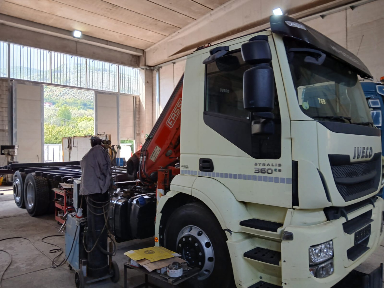 Nákladní automobil valníkový/ Plošinový, Auto s hydraulickou rukou IVECO STRALIS 260S36: obrázek 23