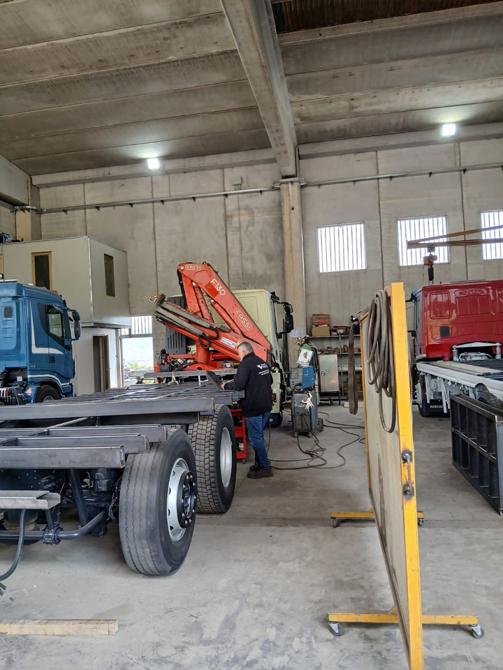 Nákladní automobil valníkový/ Plošinový, Auto s hydraulickou rukou IVECO STRALIS 260S36: obrázek 27