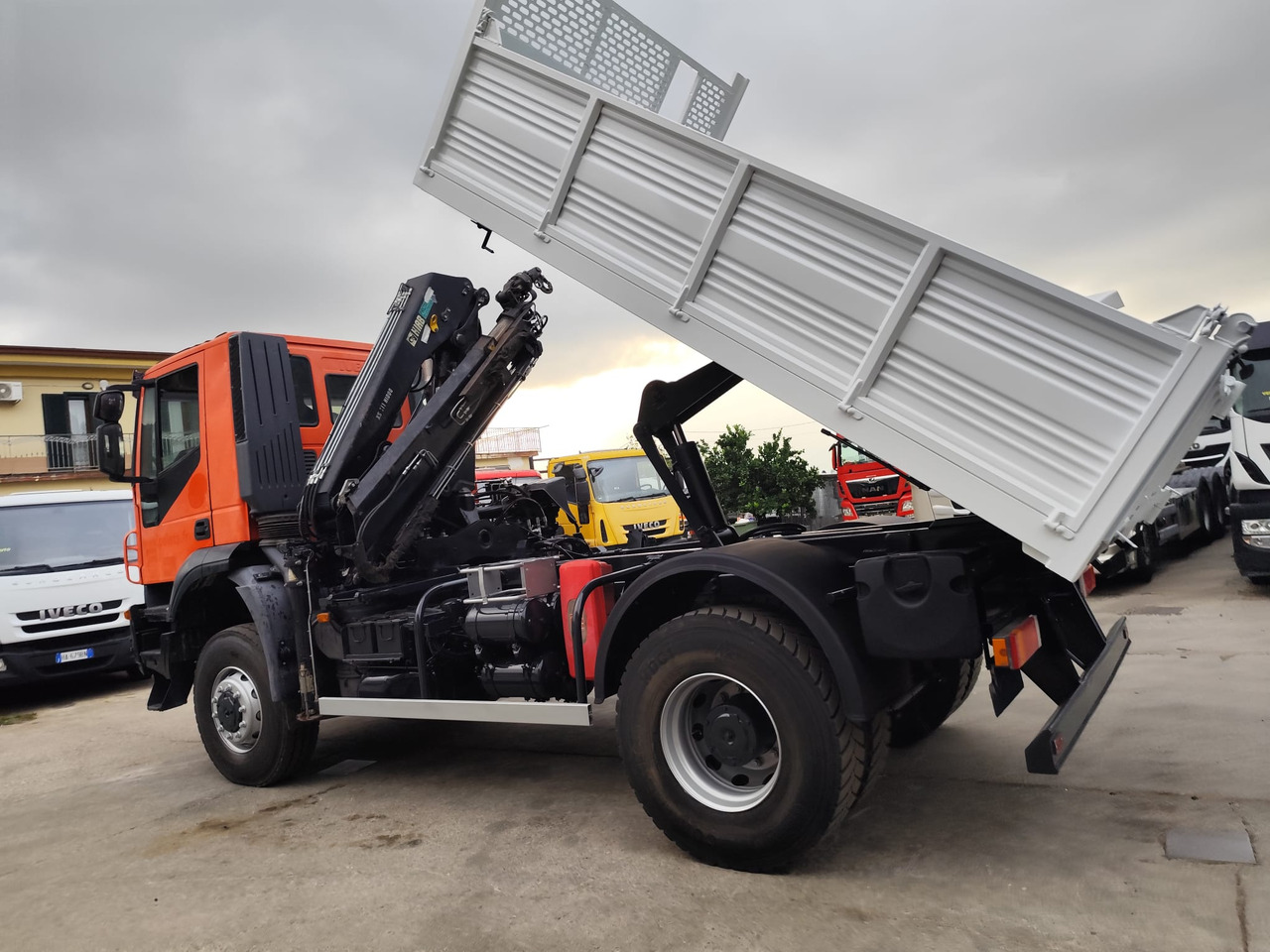IVECO TRAKKER 190T36 - Auto s hydraulickou rukou, Sklápěč: obrázek 4 IVECO TRAKKER 190T36 - Auto s hydraulickou rukou, Sklápěč: obrázek 4