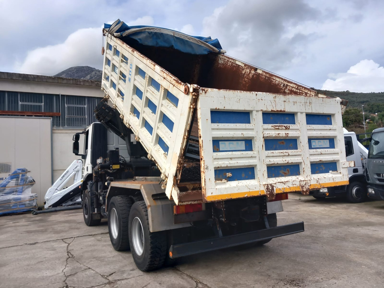 Auto s hydraulickou rukou, Sklápěč IVECO TRAKKER 260T36: obrázek 8 Auto s hydraulickou rukou, Sklápěč IVECO TRAKKER 260T36: obrázek 8