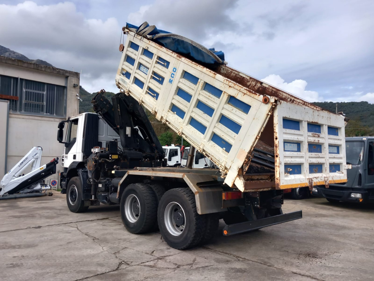 Auto s hydraulickou rukou, Sklápěč IVECO TRAKKER 260T36: obrázek 36 Auto s hydraulickou rukou, Sklápěč IVECO TRAKKER 260T36: obrázek 36