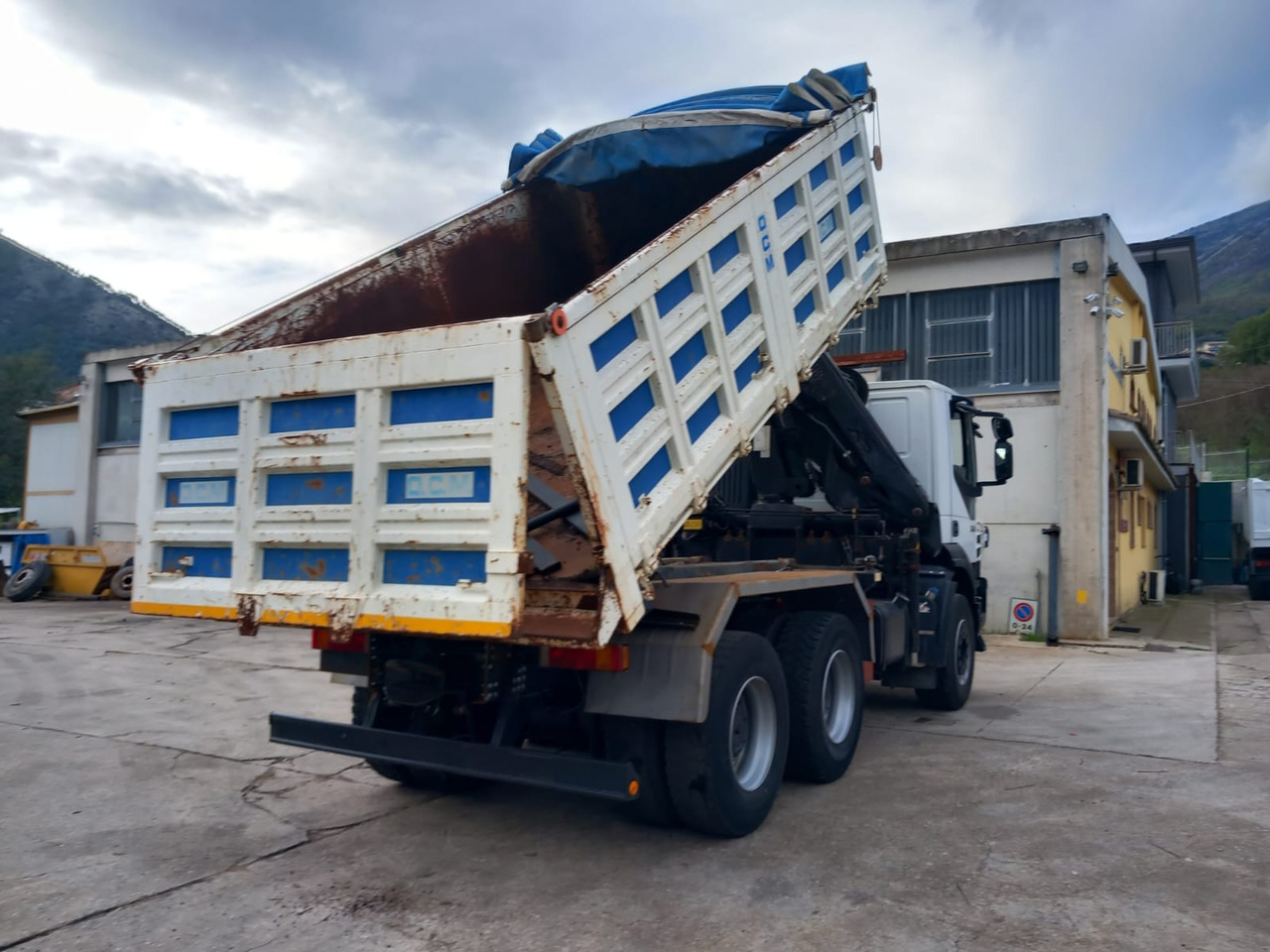 Auto s hydraulickou rukou, Sklápěč IVECO TRAKKER 260T36: obrázek 39 Auto s hydraulickou rukou, Sklápěč IVECO TRAKKER 260T36: obrázek 39