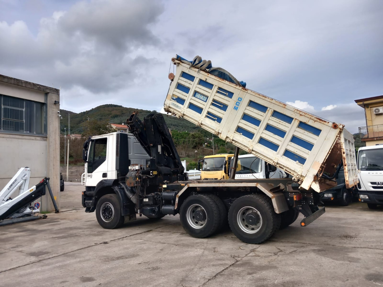 Interior photo 2: Auto s hydraulickou rukou, Sklápěč IVECO TRAKKER 260T36 Interior photo 2: Auto s hydraulickou rukou, Sklápěč IVECO TRAKKER 260T36