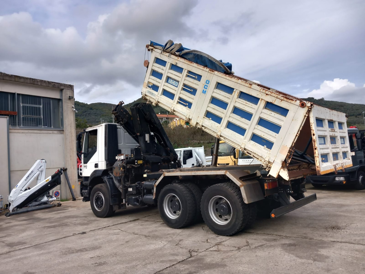 Interior photo 1: Auto s hydraulickou rukou, Sklápěč IVECO TRAKKER 260T36 Interior photo 1: Auto s hydraulickou rukou, Sklápěč IVECO TRAKKER 260T36