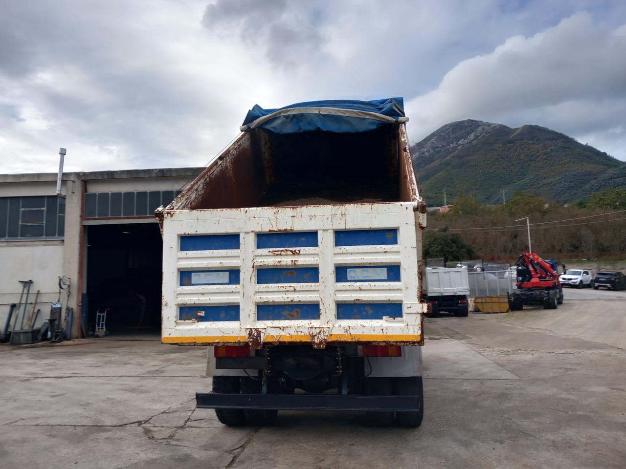 Auto s hydraulickou rukou, Sklápěč IVECO TRAKKER 260T36: obrázek 38 Auto s hydraulickou rukou, Sklápěč IVECO TRAKKER 260T36: obrázek 38