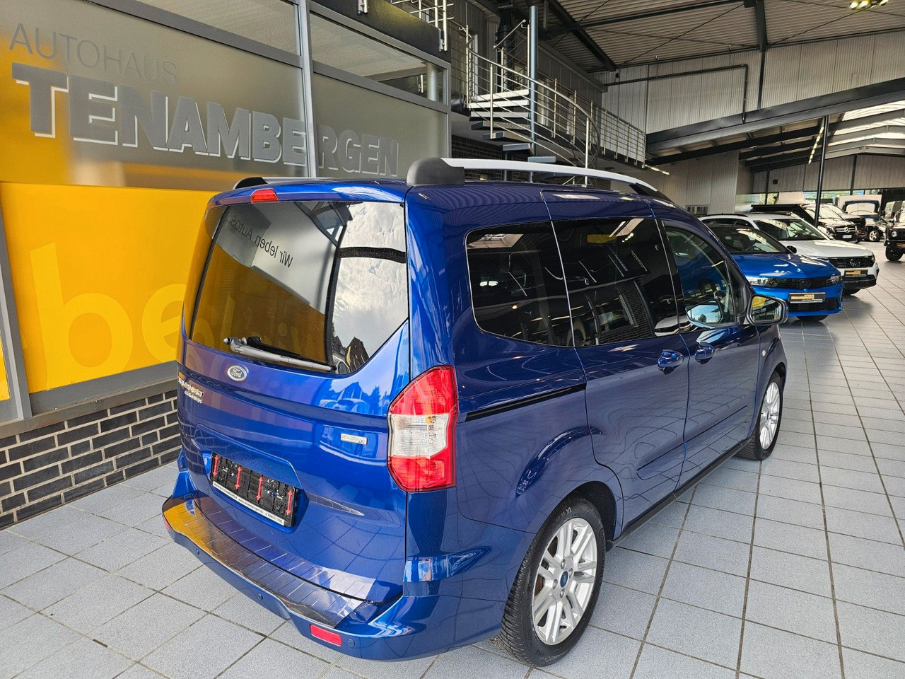 Ford Tourneo Courier Titanium behzb. Windschutzschei - Mikrobus: obrázek 3 Ford Tourneo Courier Titanium behzb. Windschutzschei - Mikrobus: obrázek 3