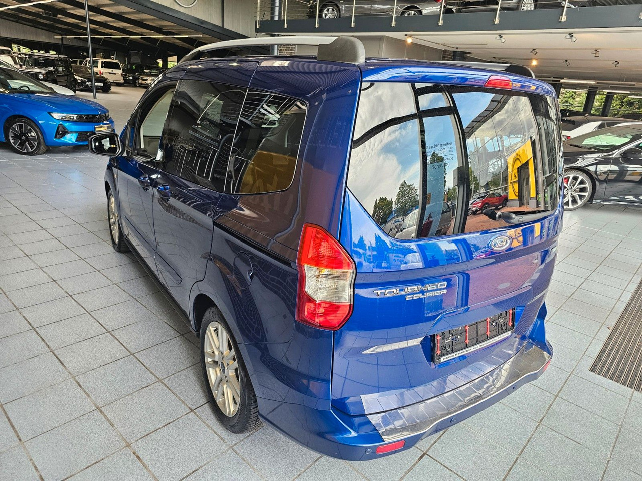 Ford Tourneo Courier Titanium behzb. Windschutzschei - Mikrobus: obrázek 5 Ford Tourneo Courier Titanium behzb. Windschutzschei - Mikrobus: obrázek 5