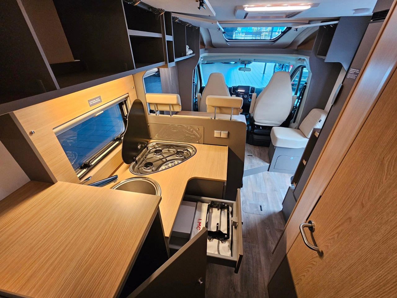Polointegrovaný obytný vůz LMC Tourer T660G 70 Jahre AT-8 WC Markise Navi: obrázek 14