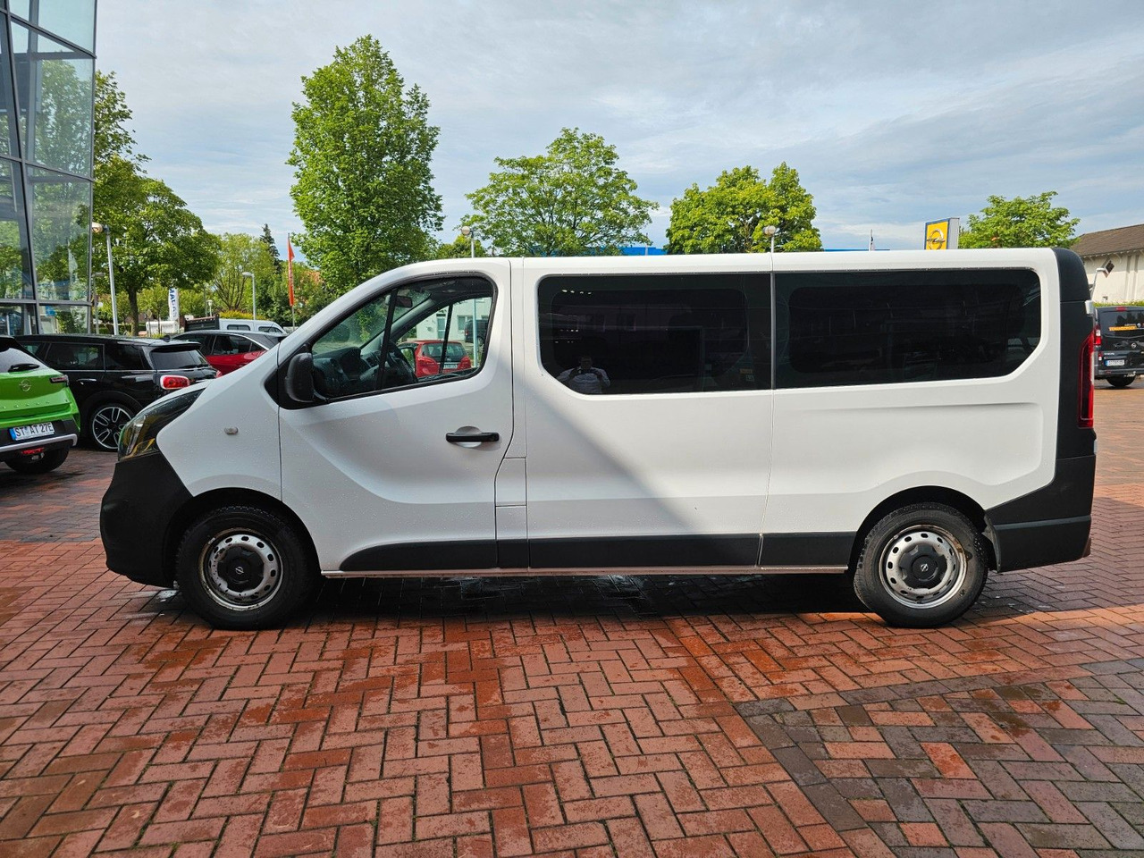 Opel Vivaro B Combi Bus L2H1 2,9t AHK - Mikrobus: obrázek 2 Opel Vivaro B Combi Bus L2H1 2,9t AHK - Mikrobus: obrázek 2