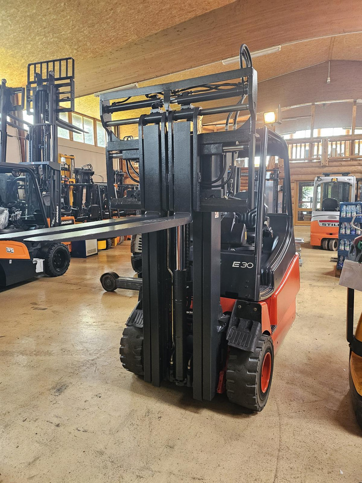 LINDE E30 - Elektrický vysokozdvižný vozík: obrázek 1 LINDE E30 - Elektrický vysokozdvižný vozík: obrázek 1