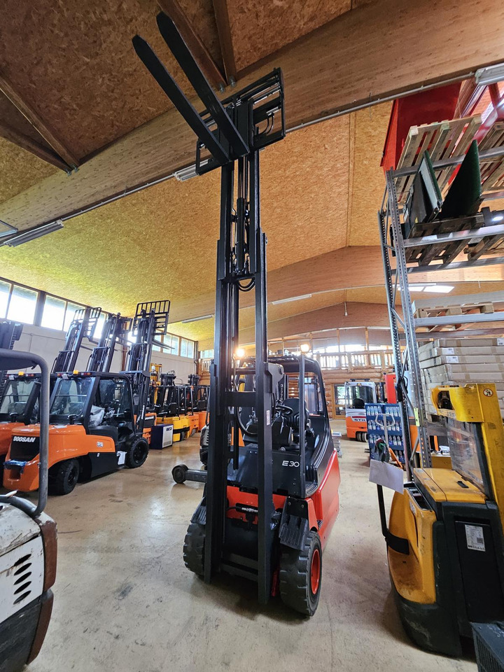 LINDE E30 - Elektrický vysokozdvižný vozík: obrázek 5 LINDE E30 - Elektrický vysokozdvižný vozík: obrázek 5