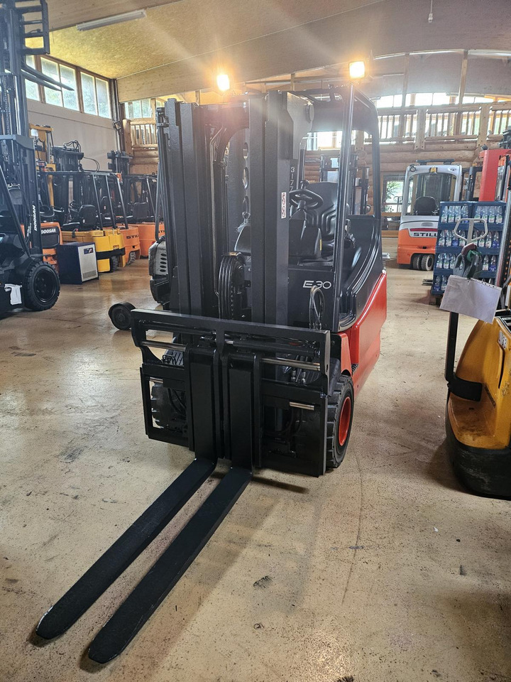 LINDE E30 - Elektrický vysokozdvižný vozík: obrázek 2 LINDE E30 - Elektrický vysokozdvižný vozík: obrázek 2