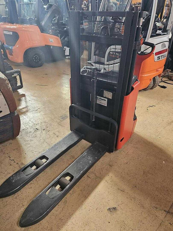 Linde L12 - Stohovací vozík: obrázek 1 Linde L12 - Stohovací vozík: obrázek 1