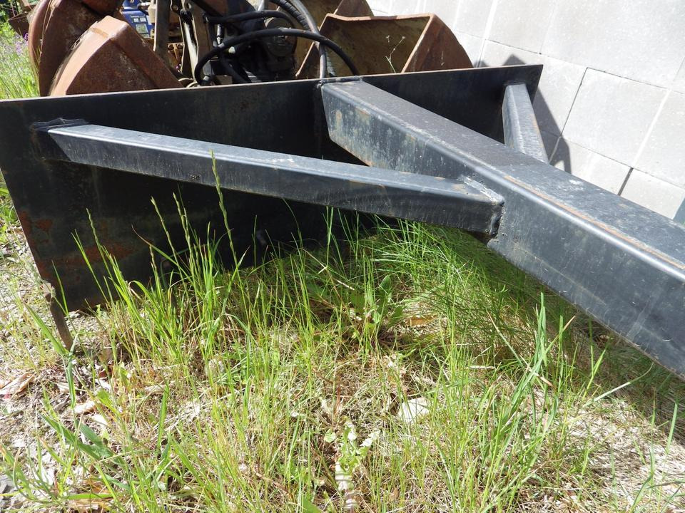 Silokamm Kornschieber Verlängerung an Volvo L30 / Cat 906 908 - Technika na siláž: obrázek 3 Silokamm Kornschieber Verlängerung an Volvo L30 / Cat 906 908 - Technika na siláž: obrázek 3
