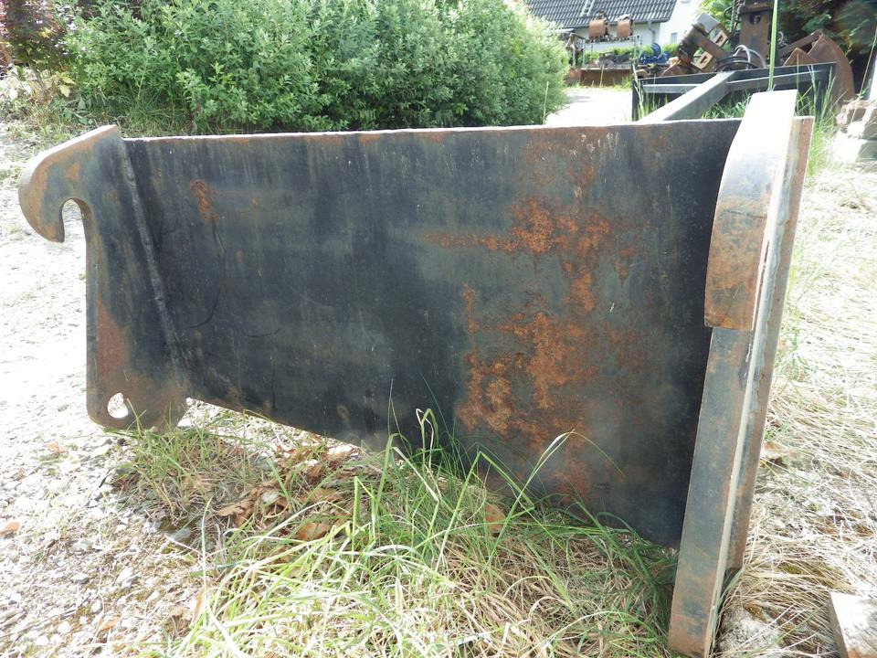 Silokamm Kornschieber Verlängerung an Volvo L30 / Cat 906 908 - Technika na siláž: obrázek 2 Silokamm Kornschieber Verlängerung an Volvo L30 / Cat 906 908 - Technika na siláž: obrázek 2