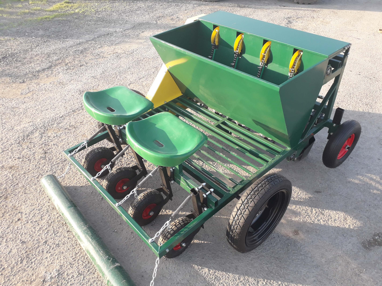 GARMACH Planteuse Ail-Oignon-Echalote AGP 4 R - Sazeč brambor: obrázek 1 GARMACH Planteuse Ail-Oignon-Echalote AGP 4 R - Sazeč brambor: obrázek 1