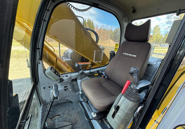 Pásové rýpadlo New Holland E235SR: obrázek 18