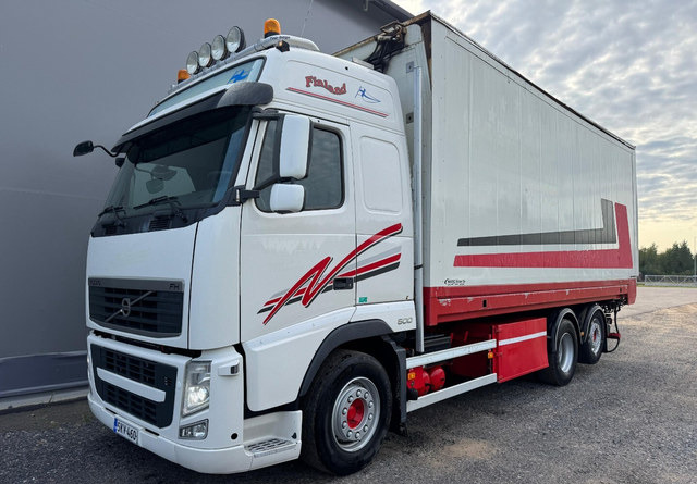 VolvoFH13 500 6x2 Ketjupurku + Rahtikaappi - Skříňový nákladní auto: obrázek 1 VolvoFH13 500 6x2 Ketjupurku + Rahtikaappi - Skříňový nákladní auto: obrázek 1