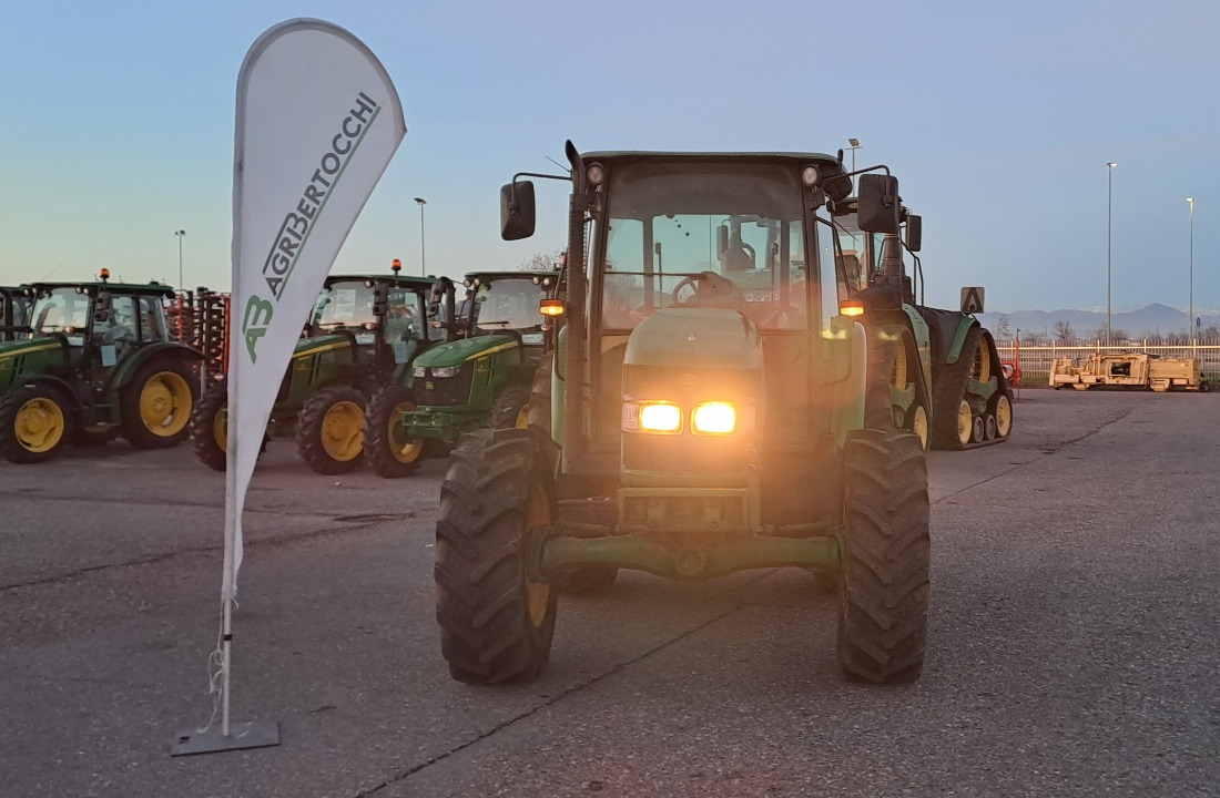 JOHN DEERE 5820 - Traktor: obrázek 3 JOHN DEERE 5820 - Traktor: obrázek 3