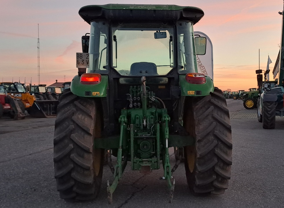 JOHN DEERE 5820 - Traktor: obrázek 4 JOHN DEERE 5820 - Traktor: obrázek 4