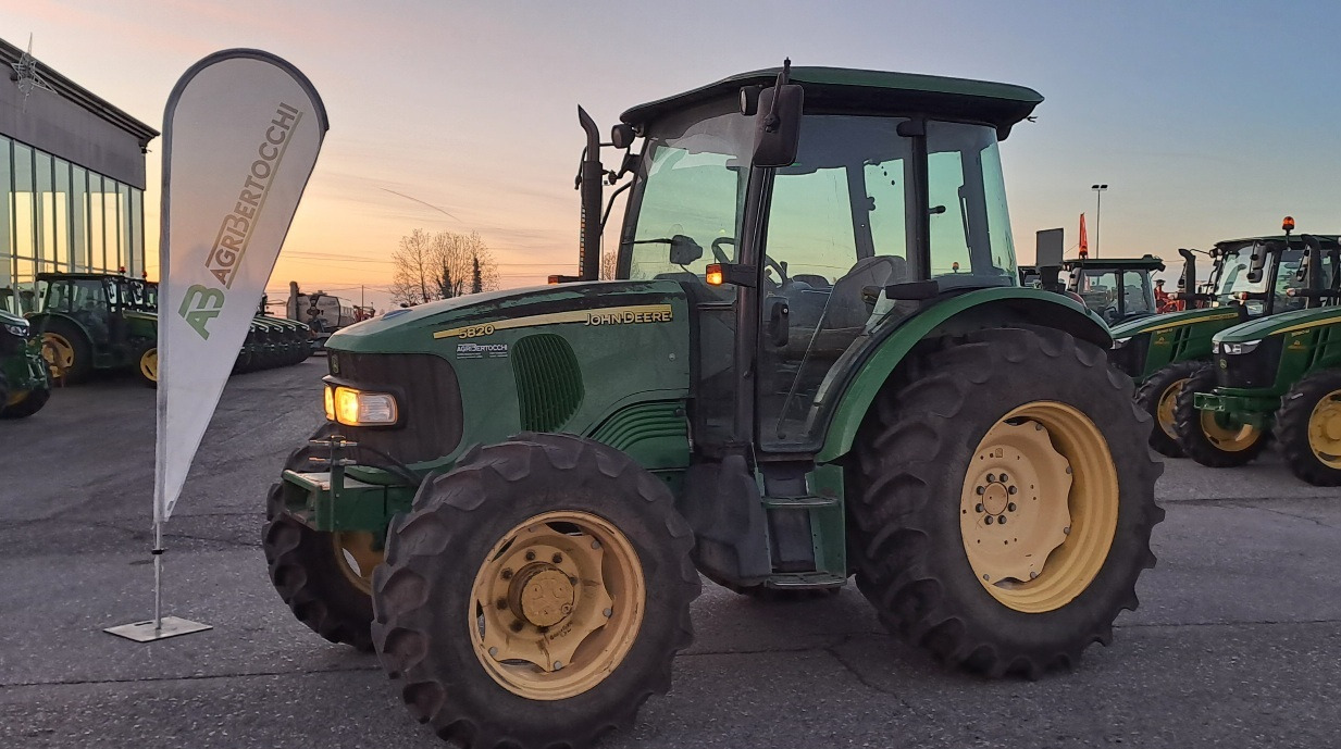 JOHN DEERE 5820 - Traktor: obrázek 1 JOHN DEERE 5820 - Traktor: obrázek 1