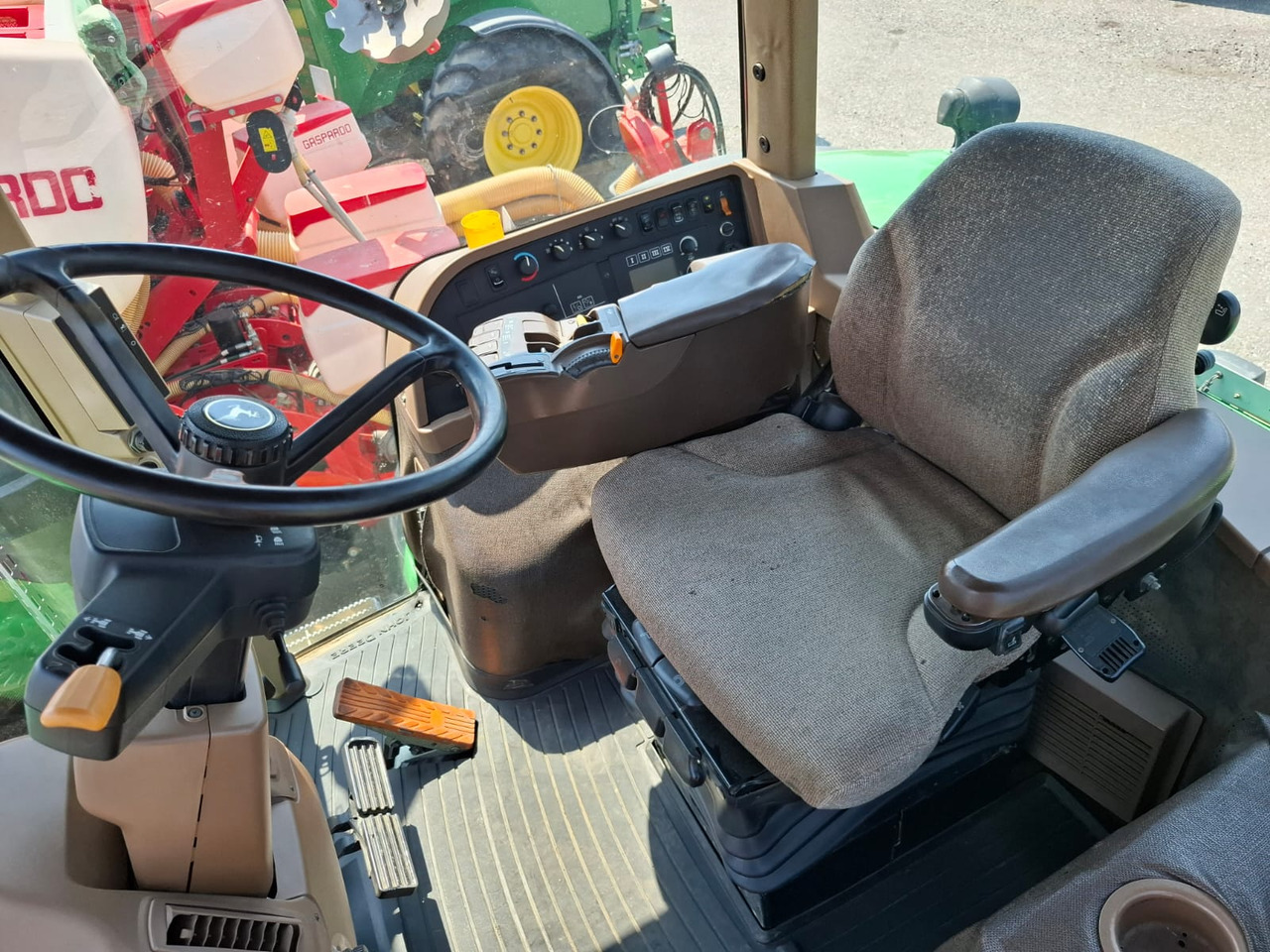 JOHN DEERE 8230 - ASTA AGRIBERTOCCHI - Traktor: obrázek 1 JOHN DEERE 8230 - ASTA AGRIBERTOCCHI - Traktor: obrázek 1