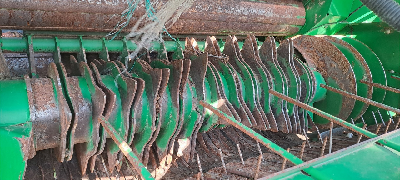 ROTOPRESSA JOHN DEERE 960 - ASTA AGRIBERTOCCHI - Lis na válcové balíky: obrázek 4 ROTOPRESSA JOHN DEERE 960 - ASTA AGRIBERTOCCHI - Lis na válcové balíky: obrázek 4