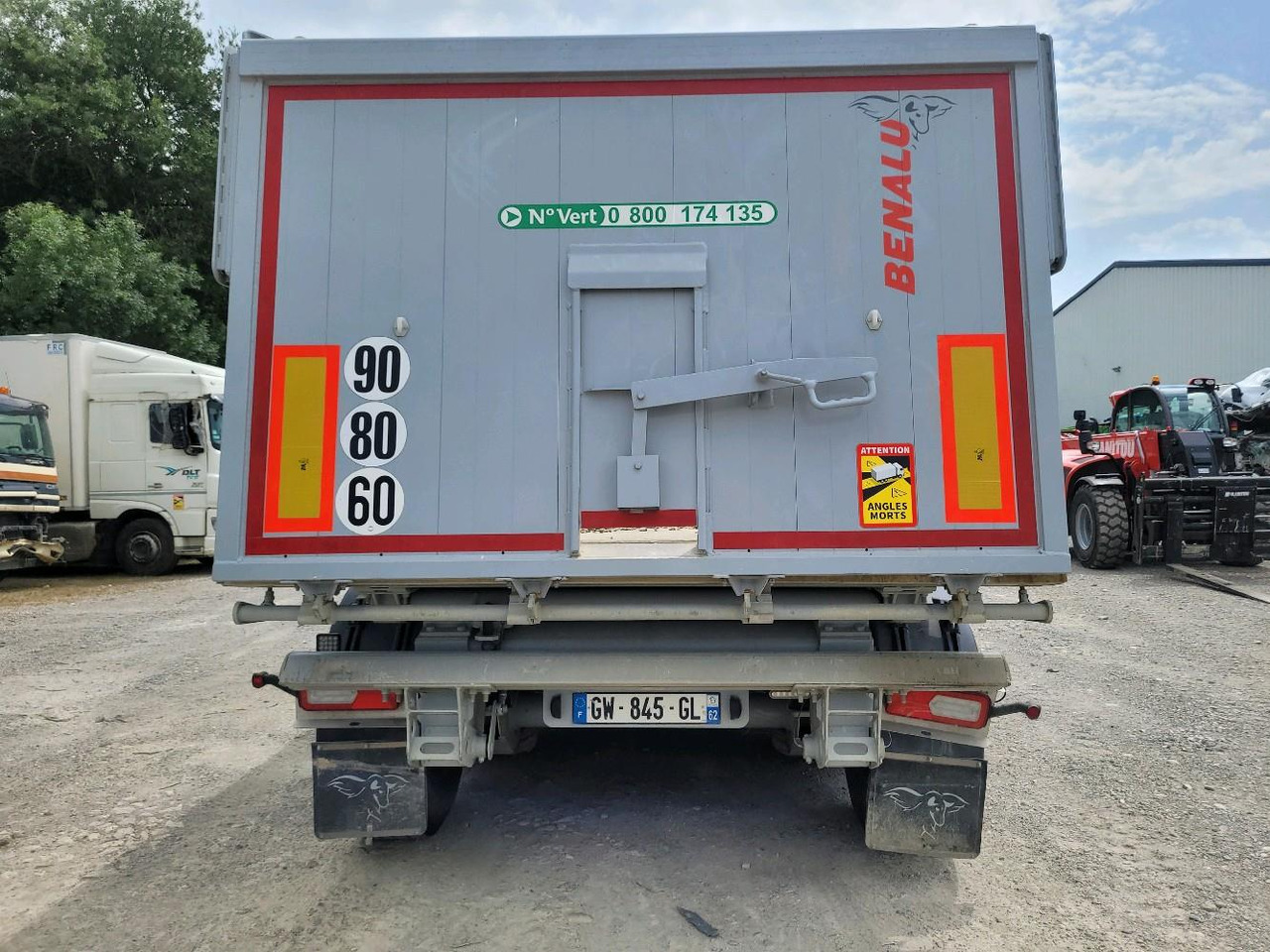 BENALU BENNE C39 3 ESSIEUX - Sklápěcí návěs: obrázek 4 BENALU BENNE C39 3 ESSIEUX - Sklápěcí návěs: obrázek 4