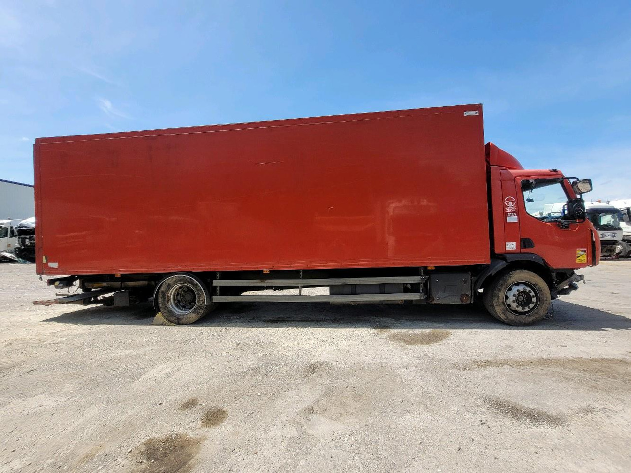 RENAULT D19 WIDE - Skříňový nákladní auto: obrázek 3 RENAULT D19 WIDE - Skříňový nákladní auto: obrázek 3