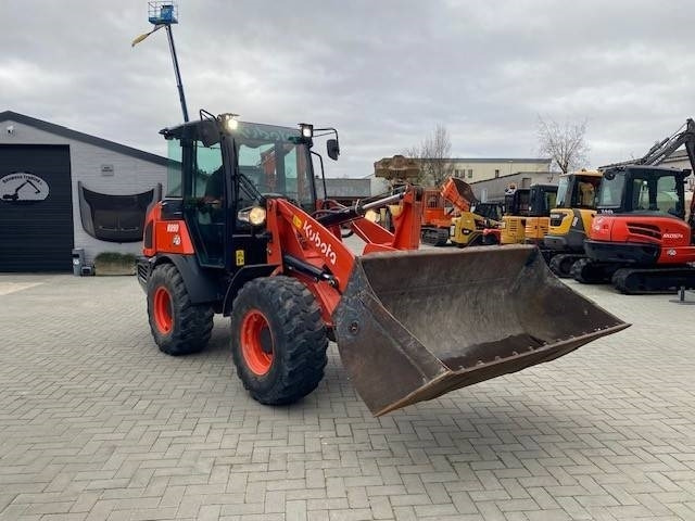 Kubota R 090 - Kolový nakladač: obrázek 5 Kubota R 090 - Kolový nakladač: obrázek 5