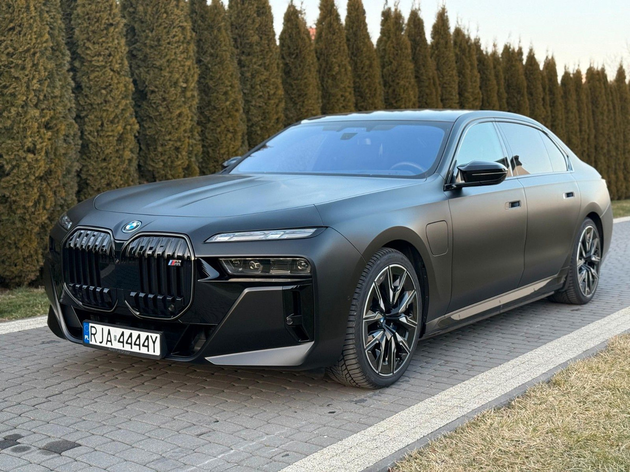 BMW M760 Baureihe 7 Lim M760 e xDrive - Sedan: obrázek 1 BMW M760 Baureihe 7 Lim M760 e xDrive - Sedan: obrázek 1