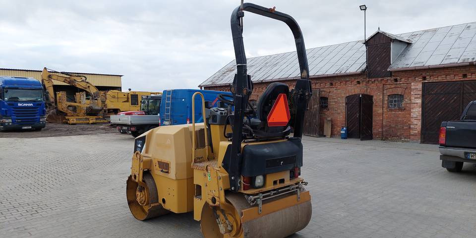 Walec Caterpillar CB24 2700 kg CAT - Válec: obrázek 3 Walec Caterpillar CB24 2700 kg CAT - Válec: obrázek 3