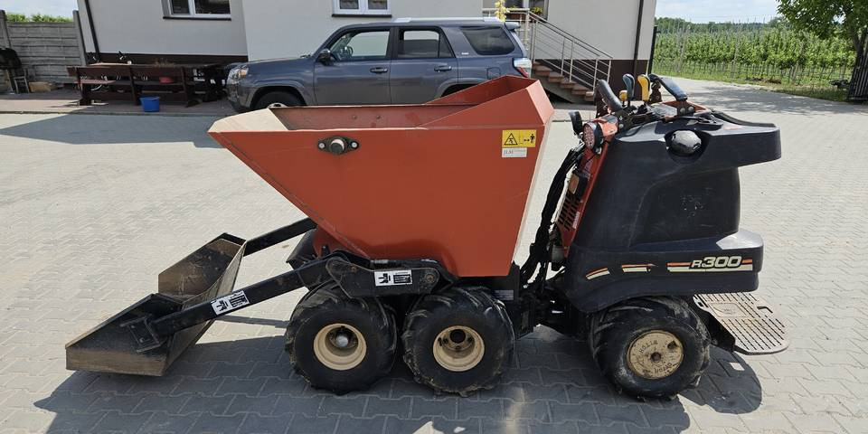 Wozidło samozaładowcze Ditch Witch R300 koparka łańcuchowa - Mini-sklápěčka: obrázek 1 Wozidło samozaładowcze Ditch Witch R300 koparka łańcuchowa - Mini-sklápěčka: obrázek 1