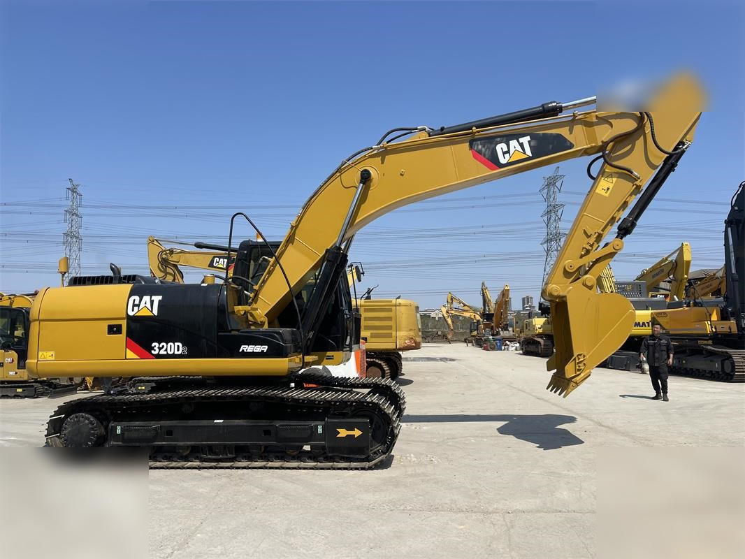 CATERPILLAR 320D2 - Pásové rýpadlo: obrázek 4 CATERPILLAR 320D2 - Pásové rýpadlo: obrázek 4