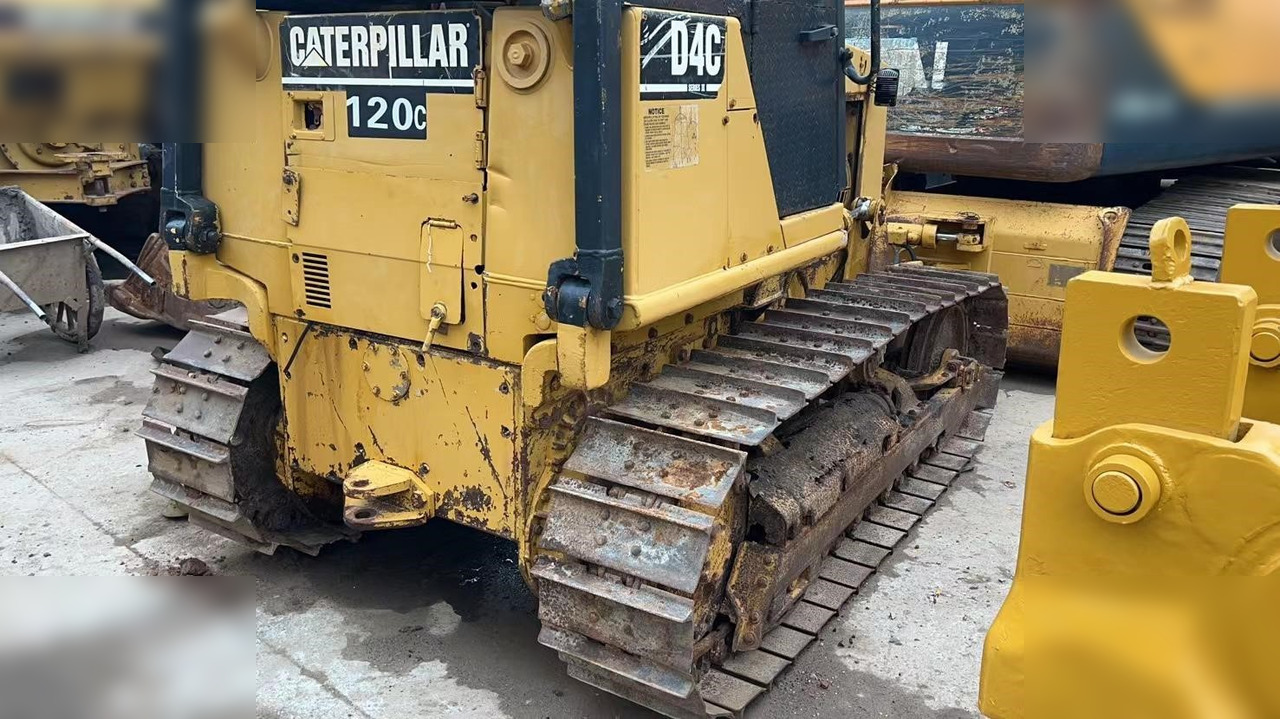 CATERPILLAR D4C - Buldozer: obrázek 3 CATERPILLAR D4C - Buldozer: obrázek 3