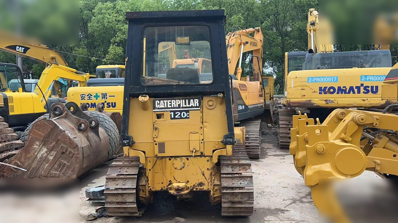 CATERPILLAR D4C - Buldozer: obrázek 4 CATERPILLAR D4C - Buldozer: obrázek 4