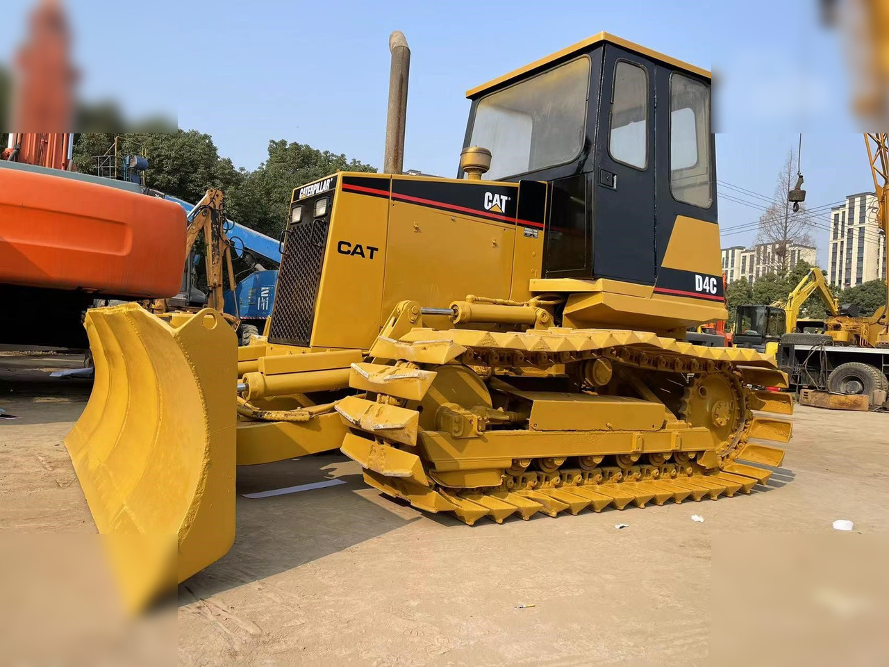 Buldozer CATERPILLAR D4C: obrázek 7