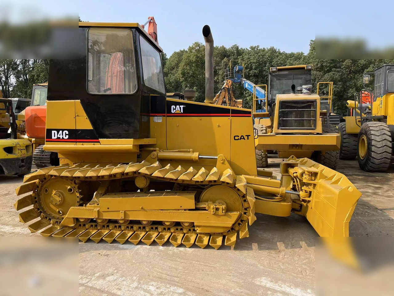 CATERPILLAR D4C - Buldozer: obrázek 3 CATERPILLAR D4C - Buldozer: obrázek 3